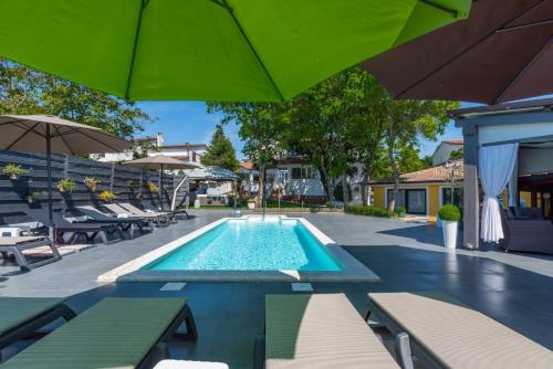 Holiday house in Porec with balcony, air conditioning, WiFi, washing machine (4928-2)