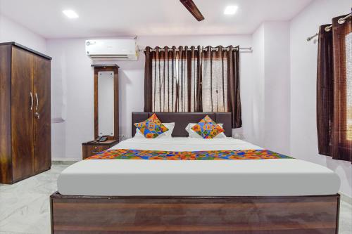 艾哈邁達巴德的住宿－FabHotel Vishwa Palace，一间卧室,卧室内配有一张大床
