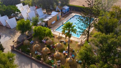 an overhead view of a swimming pool with a resort at Kampaoh Hostel El Palmar in El Palmar