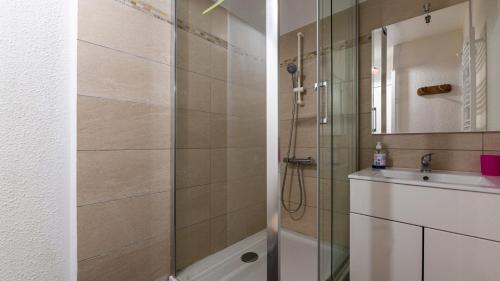 モリヨンにあるGrande Neige 23 - Appt pied des pistes 4 persのバスルーム(シャワー、シンク付)