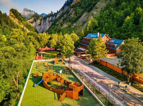 uma vista aérea de um parque infantil nas montanhas em Chata Pieniny em Lesnica