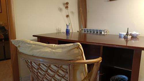 a chair sitting in front of a wooden desk at Casa con Giardino in Milazzo