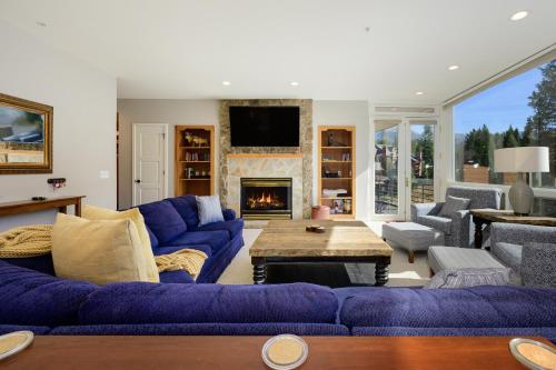 sala de estar con sofás morados y chimenea en Trademark Condo Short Walk to Shuttle, en Winter Park