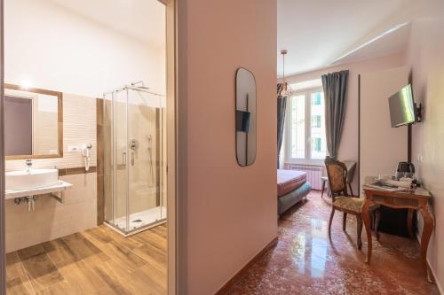 ローマにあるQueen Meg Romaのバスルーム(シャワー、洗面台、トイレ付)