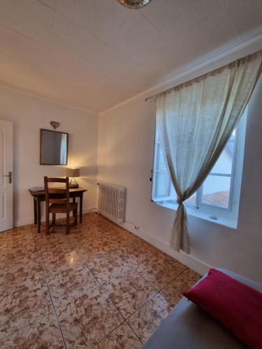 Μια τηλεόραση ή/και κέντρο ψυχαγωγίας στο Casa Sarra 52b