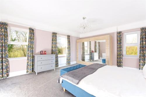 A bed or beds in a room at Equestrian Idyllic Victorian Retreat