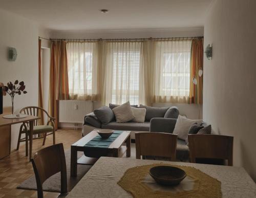 ein Wohnzimmer mit einem Sofa und einem Tisch in der Unterkunft Appartement Bürgerbräu Hermagor in Hermagor