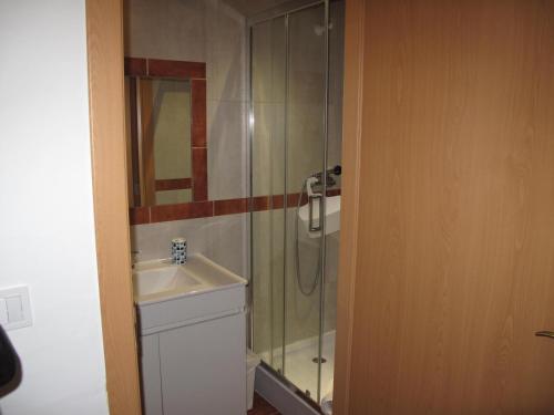 a bathroom with a shower and a sink at Casa do Castelo - Coroa in Castelo de Vide