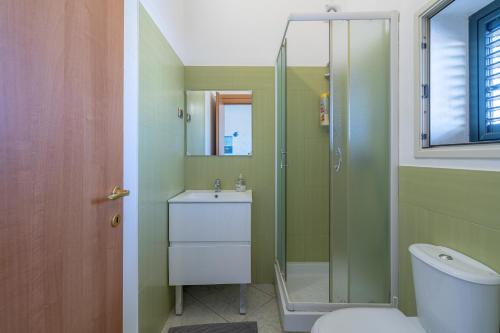Un baño con ducha, inodoro y lavabo. en Cascina di Barone - Vista mare, en Noto