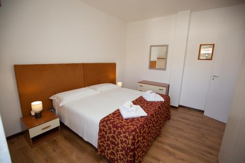 a bedroom with a bed and a table with towels on it at Appartamento Patrizia in Altavilla Vicentina