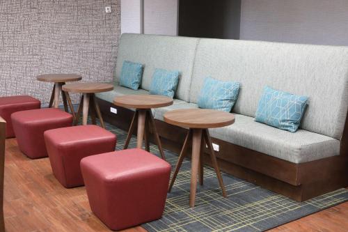 Χώρος καθιστικού στο Hampton Inn Hutchinson