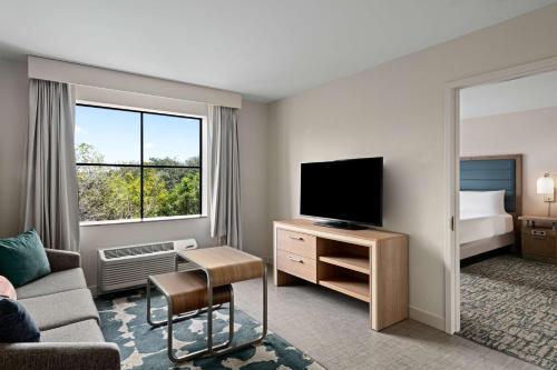 TV a/nebo společenská místnost v ubytování Homewood Suites by Hilton West Palm Beach