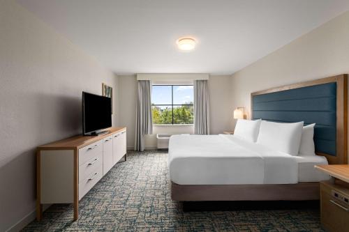 Postel nebo postele na pokoji v ubytování Homewood Suites by Hilton West Palm Beach
