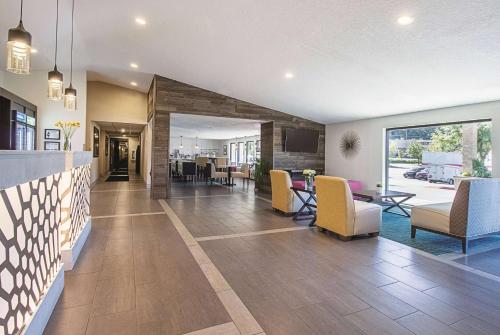 Area soggiorno di La Quinta by Wyndham Portland NW