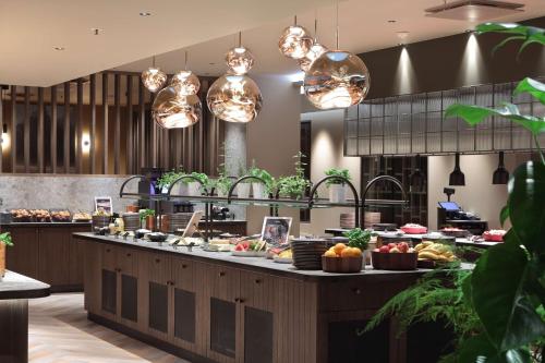 een keuken met een aanrecht met eten erop bij Radisson Blu Hotel Lietuva in Vilnius