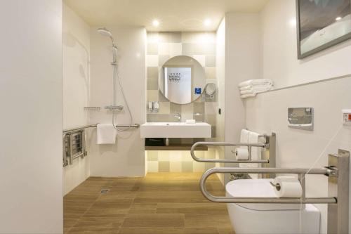 łazienka z umywalką i toaletą w obiekcie Hampton By Hilton Alcobendas Madrid w mieście Alcobendas