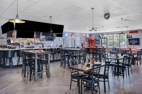 Un restaurante o sitio para comer en Days Inn and Suites by Wyndham Oxford