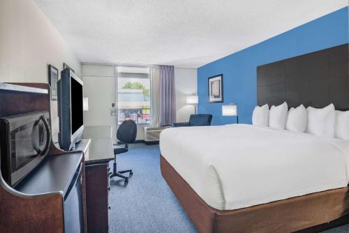 Una televisión o centro de entretenimiento en Days Inn and Suites by Wyndham Oxford