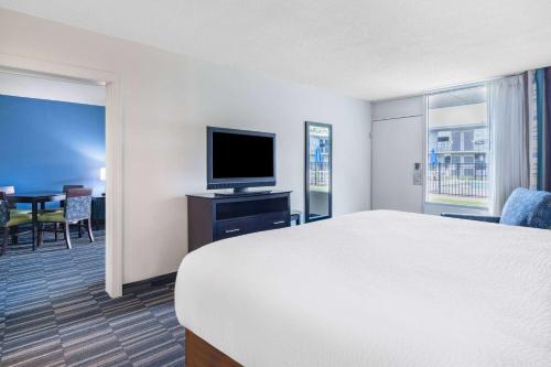 Una televisión o centro de entretenimiento en Days Inn and Suites by Wyndham Oxford
