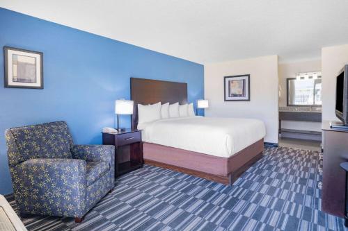 Cama o camas de una habitación en Days Inn and Suites by Wyndham Oxford