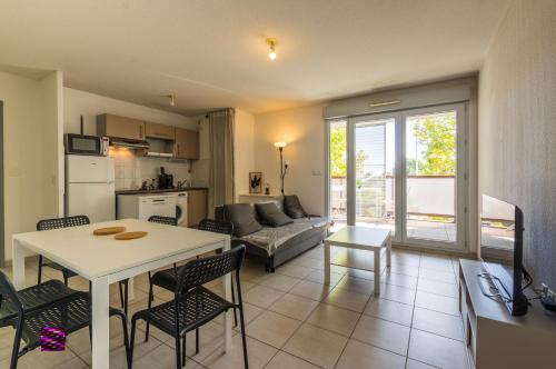 une cuisine et un salon avec une table et des chaises dans l'établissement Ilot Verde - Premiere conciergerie, à Montpellier