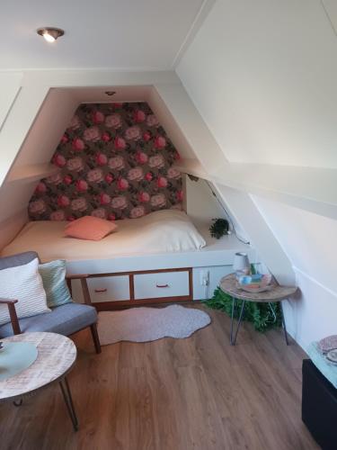 En eller flere senge i et værelse på Huize Bloem