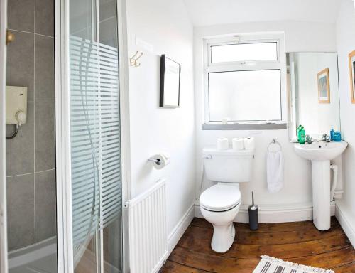 biała łazienka z toaletą i umywalką w obiekcie Dublin 6 Rathgar 3km to downtown w mieście Rathgar