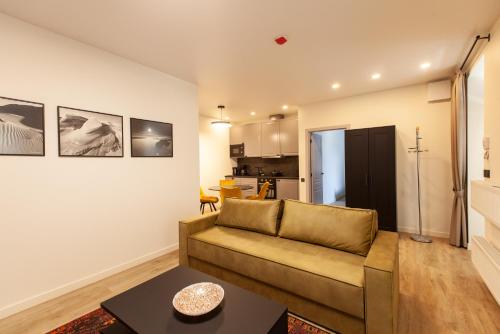 una sala de estar con un sofá y una mesa en Cozy apartment in the old town of Klaipėda on the first floor with free parking, en Klaipėda