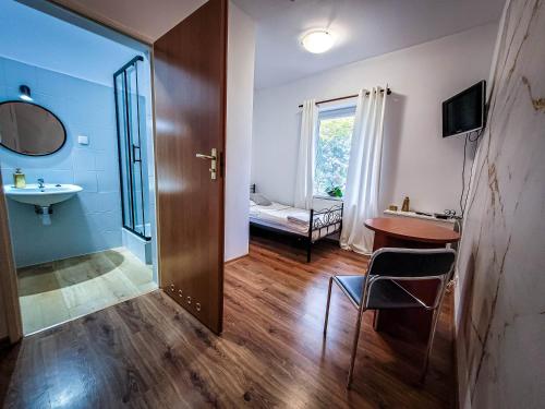 La salle de bains est pourvue d'un lavabo, de toilettes et d'un miroir. dans l'établissement Ośrodek Sportowo-Wypoczynkowy, à Choszczno