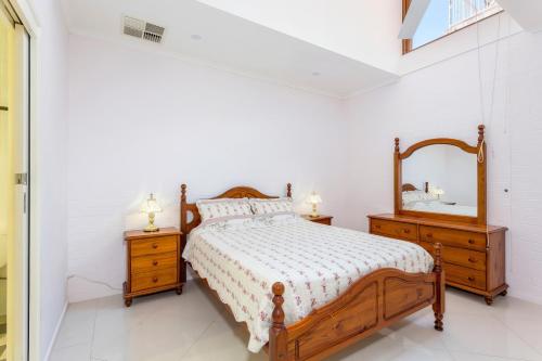 Postel nebo postele na pokoji v ubytování Tuggeranong Short Stay #06C - Sleeps 6