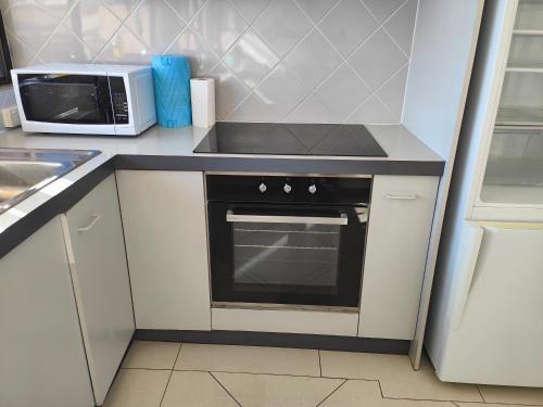 Cuisine ou kitchenette dans l'établissement Tuggeranong Short Stay #06C - Sleeps 6