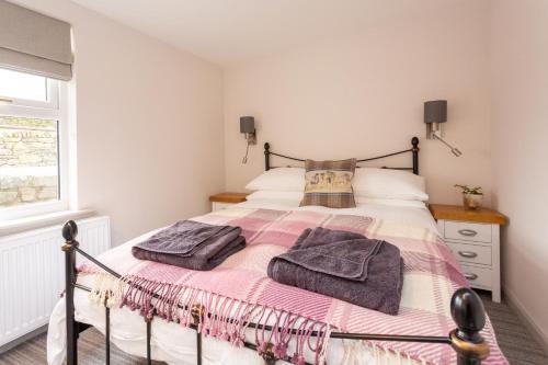 Cama ou camas em um quarto em Howgills House Hotel