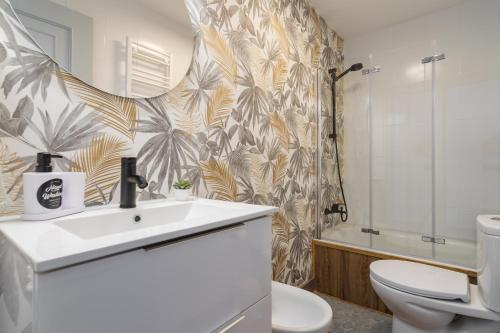 uma casa de banho com um lavatório, um WC e um chuveiro em Peixe Frito Apartment em Pontevedra