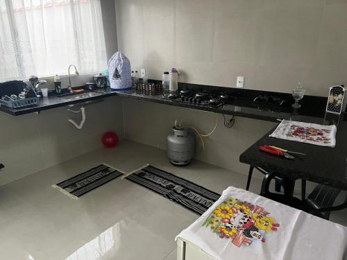 Casa da mãe Aparecida. في بيداموهانغابا: مطبخ مع كونتر ومغسلة وطاولة