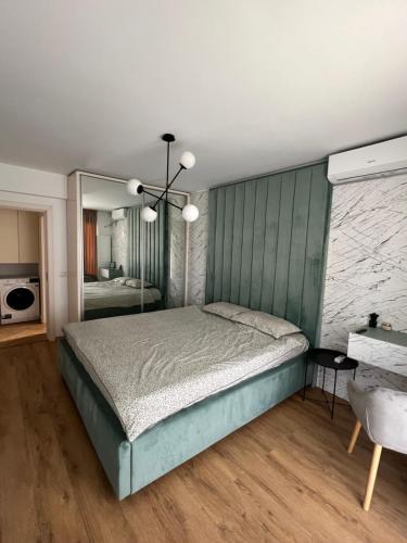 1 Schlafzimmer mit einem großen Bett und einem Badezimmer in der Unterkunft Apartament elegant Alexandria in Alexandria