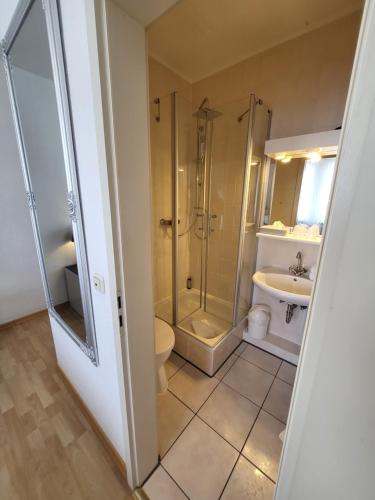 uma casa de banho com um chuveiro, um WC e um lavatório. em Villa Wally em Westerland
