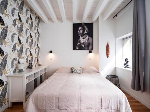 une chambre avec un lit et un mur dans l'établissement ADELFA - Centre ville - Terrasse, à Nancy