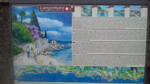 Un cartel con una pintura de un río. en Apartment Vesna A2, en Ika