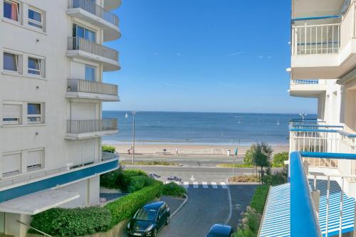 uma vista para a praia a partir da varanda de um edifício em Vue sur mer La Baule Riviera em La Baule