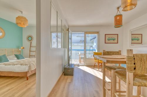 une chambre avec un lit et une salle à manger avec une table dans l'établissement Vue sur mer La Baule Riviera, à La Baule