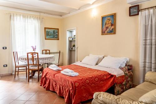 1 dormitorio con 1 cama, mesa y sillas en Dolmen House en Montalbano Elicona
