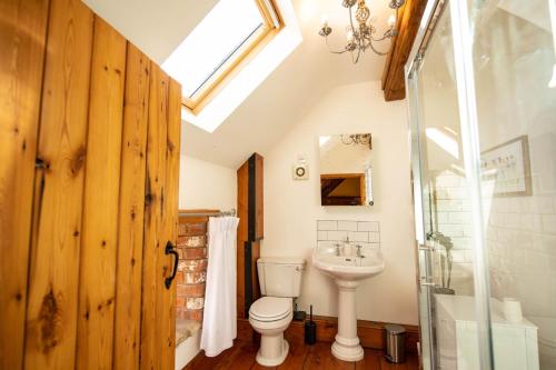łazienka z toaletą i umywalką w obiekcie The Threshing Barn w mieście Woodhall Spa