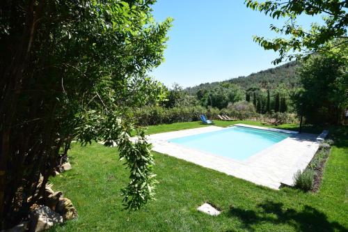 una piscina en el patio de una casa en Al Palazzaccio, en Calci