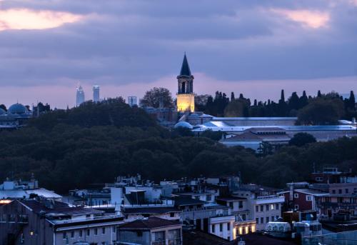 un perfil urbano con una torre de reloj a lo lejos en Demiray Hotel Old City, en Estambul