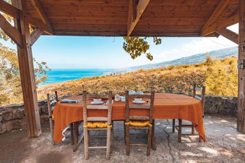 - une table avec des chaises et une vue sur l'océan dans l'établissement Saint Leu - Chambre 3 épis avec PDJ piscine en pleine nature vue mer - Bardzour, à Saint-Leu