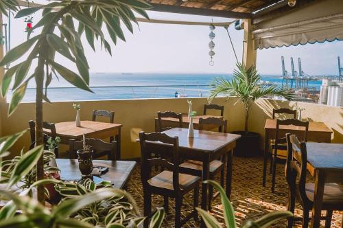 een restaurant met tafels en uitzicht op de oceaan bij Pousada Beija Flor in Salvador