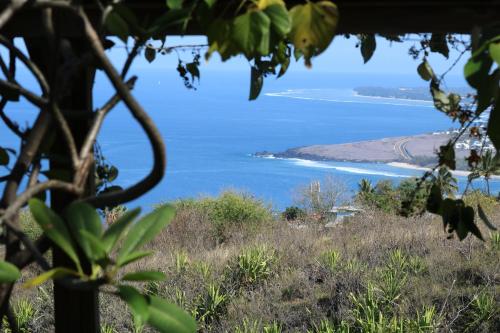 a view of the ocean from the top of a hill at Saint Leu - Chambre 3 épis avec PDJ piscine en pleine nature vue mer - Bardzour in Saint-Leu