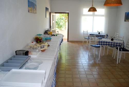 una stanza con un lungo tavolo con piatti di Lokunja Bed&Breakfast a Pag