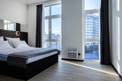 1 dormitorio con 1 cama y ventanas grandes en WOL 121 by Ribas en Odesa