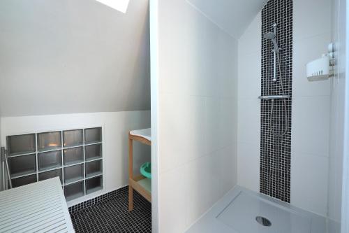 uma casa de banho com um chuveiro e uma porta de vidro em Au Moulin de l'Andelle em Pitres